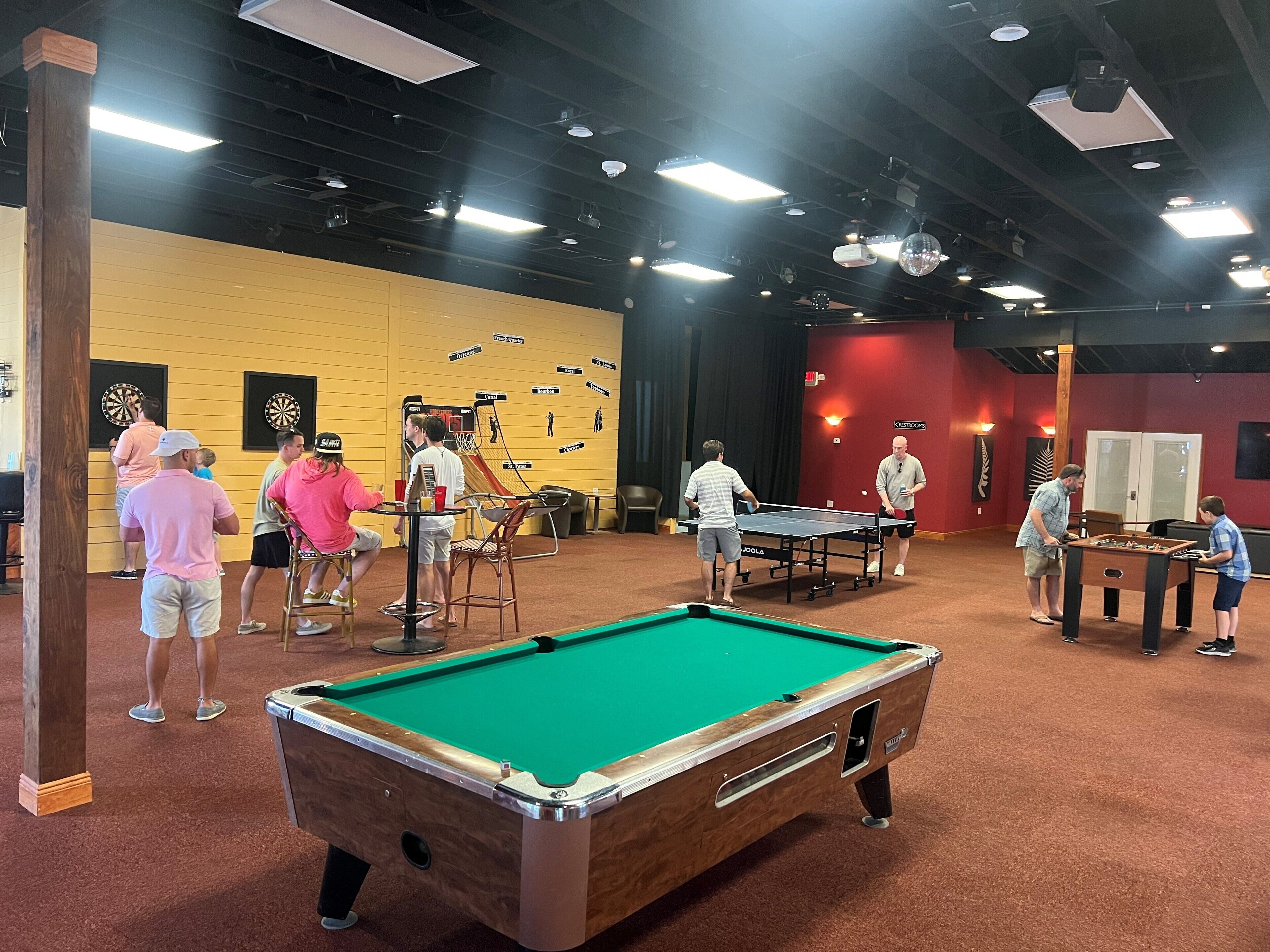 Zona recreativa con mesa de billar, dardos y futbolín.