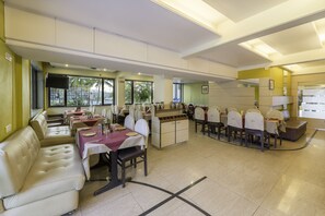 Restaurant - Treebo Green Park (Guirim)