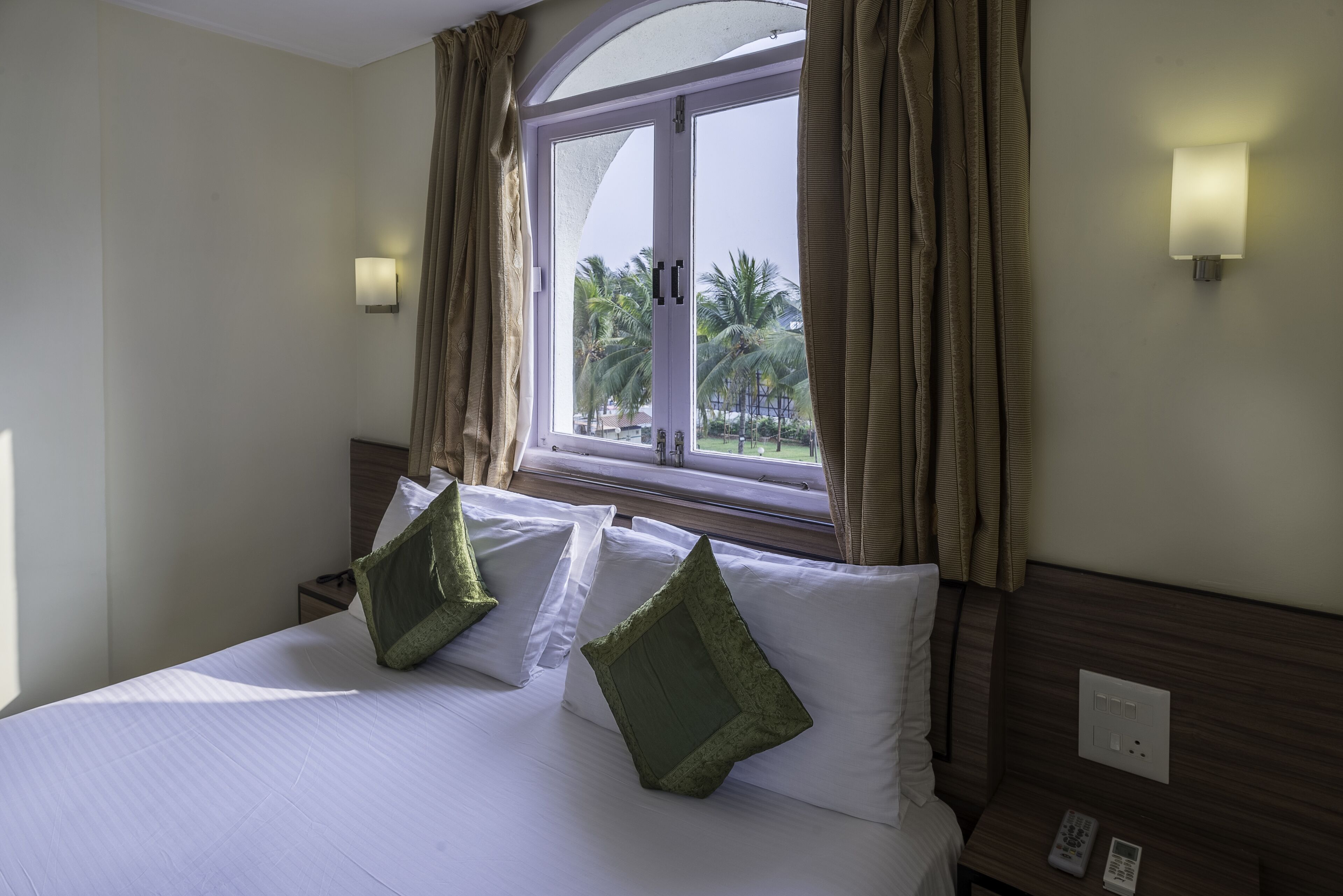 Iron/ironing board, bed sheets