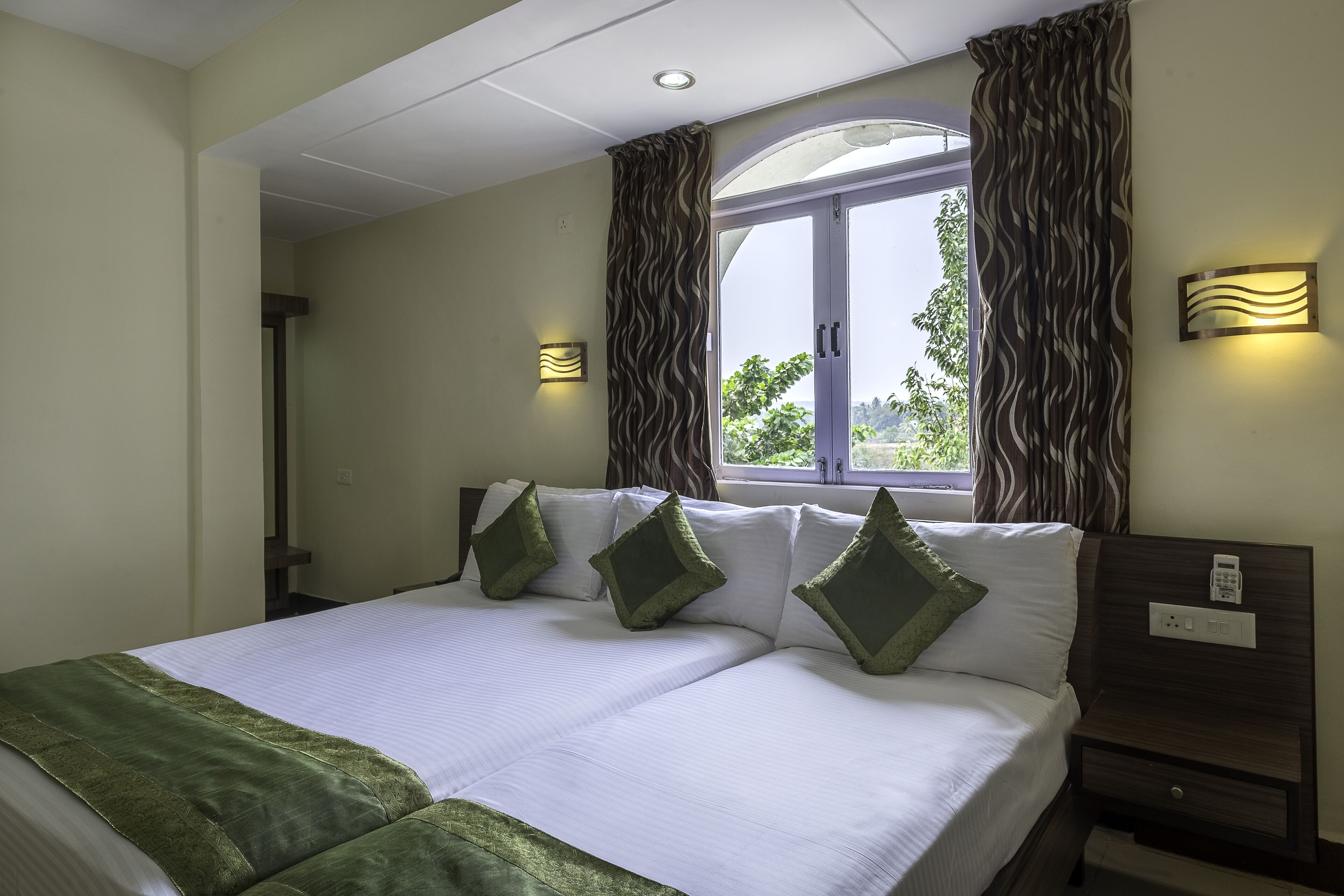 Deluxe Double Room | Iron/ironing board, bed sheets