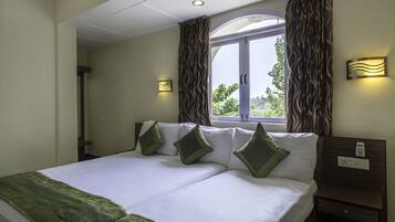 Deluxe Double Room | Iron/ironing board, bed sheets