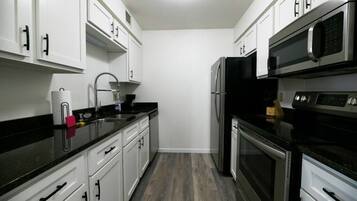 Grand réfrigérateur, micro-ondes, four, plaque de cuisson