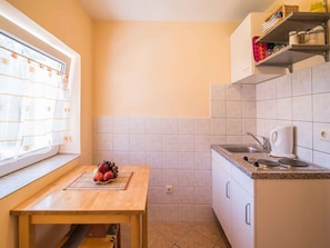 冷蔵庫、コンロ、コーヒー / ティーメーカー、トースター