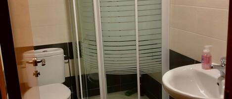 Dusche, Bidet, HandtĂŒcher, Seife