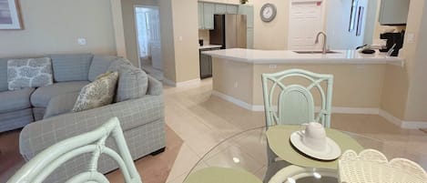 Älytelevisio, DVD-soitin, pöytäjalkapallopöytä