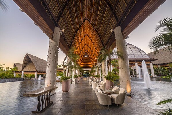 Alberca al aire libre y alberca climatizada