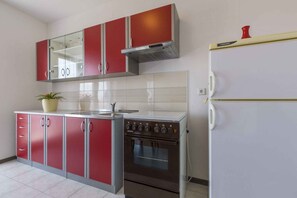 Fridge, oven, stovetop, coffee/tea maker