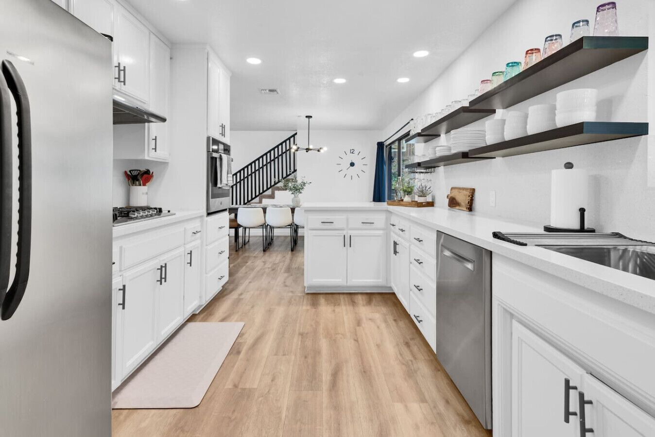 Geladeira, micro-ondas, fogão, cooktop