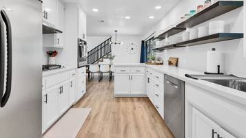 Kylskåp, mikrovågsugn, ugn och spishäll