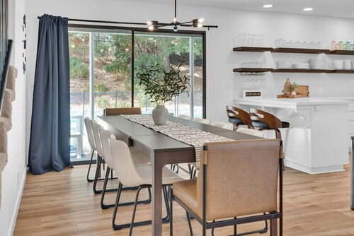 Large Pool l Hot Tub l Spacious l Family Friendly