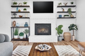 Fernseher, Tischfußball, Bücher