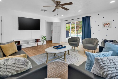 Large Pool l Hot Tub l Spacious l Family Friendly