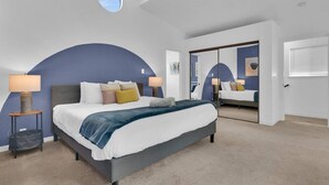 Un dormitorio con una cama, dos mesitas de noche, un espejo y una lámpara en el techo.