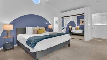 5 quartos, escrivaninha, ferros/tábuas de passar roupa, berço de viagem