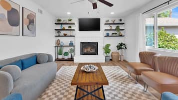 TV, pebolim, livros, escritórios