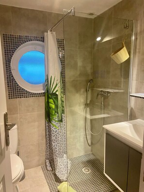 Dusche, Haartrockner, Handtücher, Seife