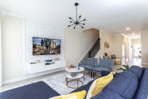 Tv, tv-spel, dvd-spelare och bordsfotboll