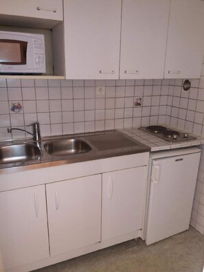 Fridge, stovetop, coffee/tea maker, cookware/dishes/utensils