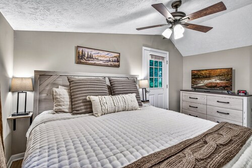 Secluded 4BR/ 2BA Chalet near Dollywood! Hot Tub, Wi-Fi, Games