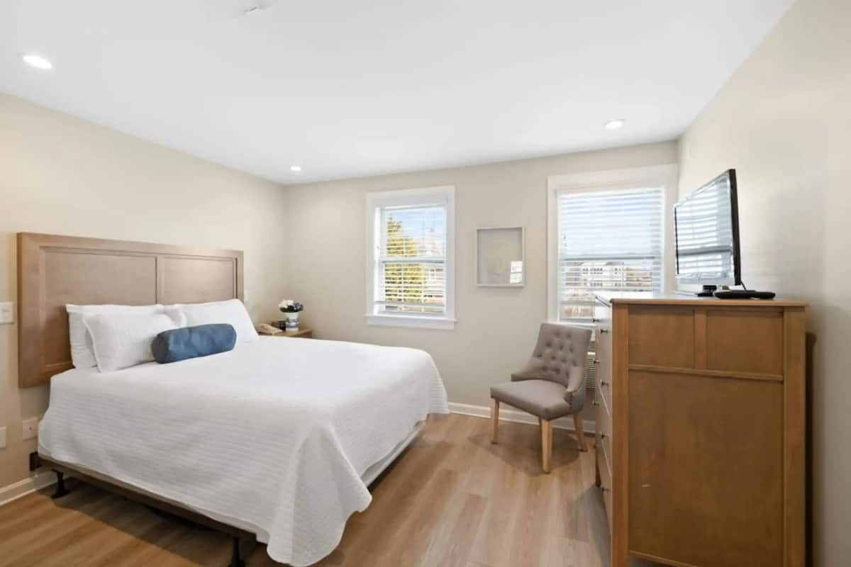 Classic Room | In-room safe, individually decorated, individually furnished