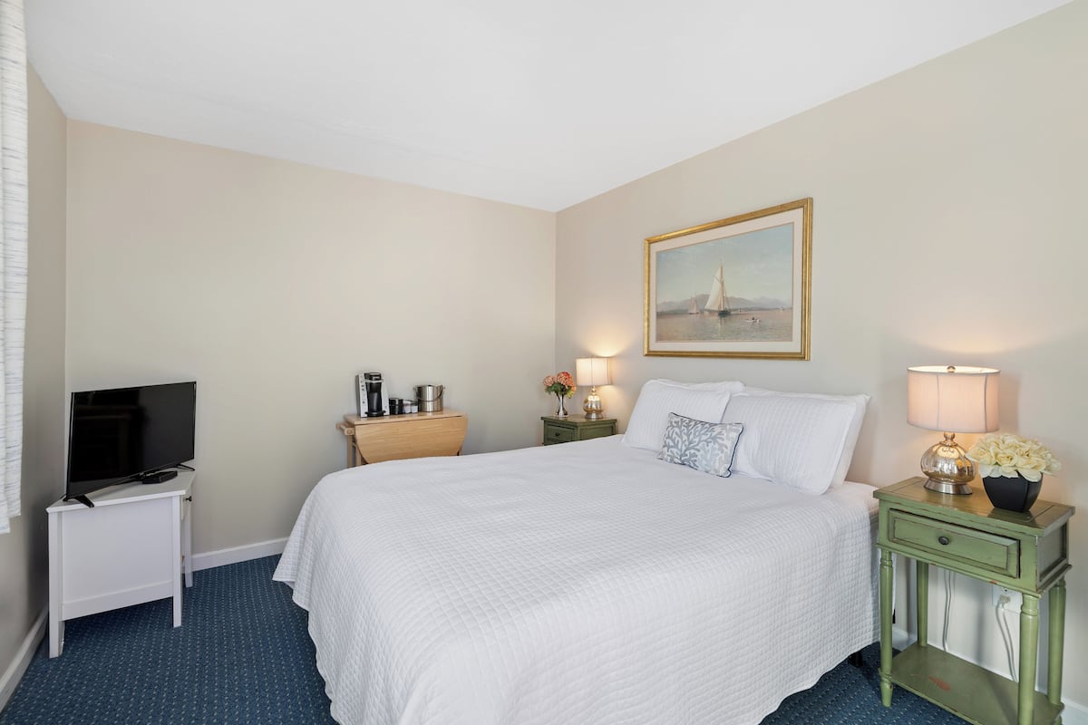 Classic Room | In-room safe, individually decorated, individually furnished