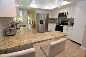 ثلاجة، ميكروويف، فرن، موقد طهي مسطح