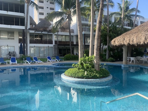 Spacious 4 BR Apt Acapulco Diamante w/ Beach Club