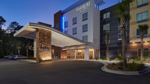 Un hotel Fairfield by Marriott con un diseño moderno, que cuenta con una entrada destacada, varios pisos y un estacionamiento.