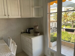 Lave-vaisselle, cafetiĂšre/bouilloire