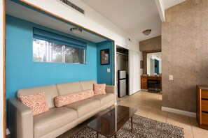 Smart-TV, Tischtennisplatte, Arbeitsbereiche