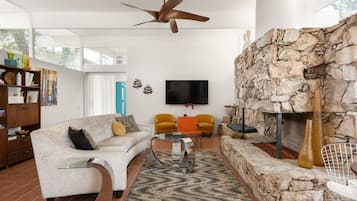 Smart-TV, Tischtennisplatte, Arbeitsbereiche