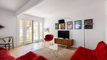 Una Smart TV, una mesa de tenis de mesa, una oficina