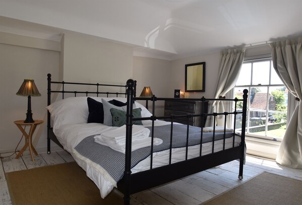 2 chambres, fer et planche à repasser, accès au Wi-Fi (inclus)