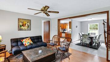 Een televisie, een open haard en een tafeltennistafel