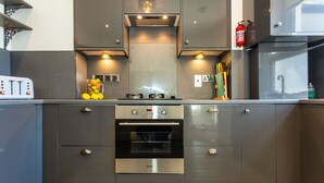 Eine moderne Küche mit Backofen, Edelstahl-Schränken und einem Toaster.