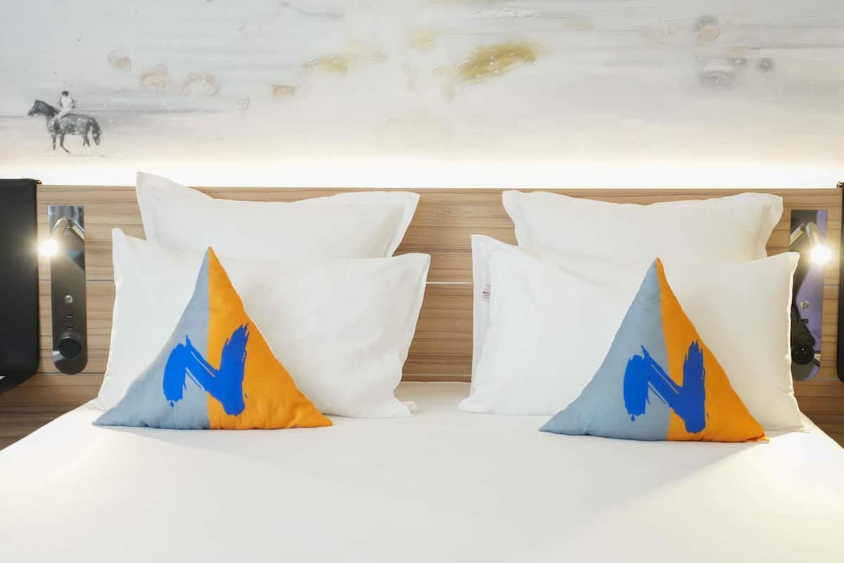 Hypo-allergenic bedding, minibar, in-room safe, desk