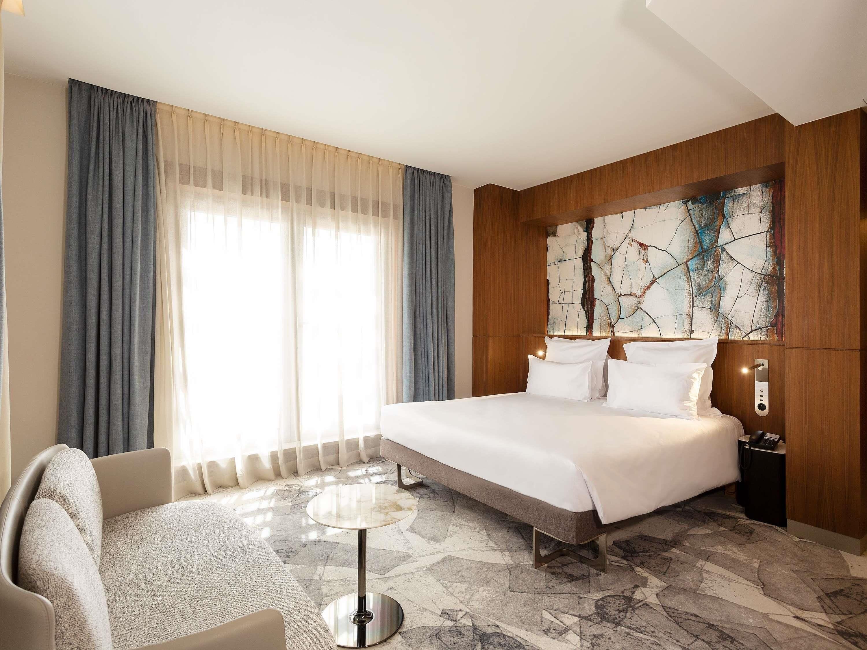 Suíte executiva, 1 cama King | Roupas de cama antialérgicas, frigobar, cofres nos quartos, escrivaninha