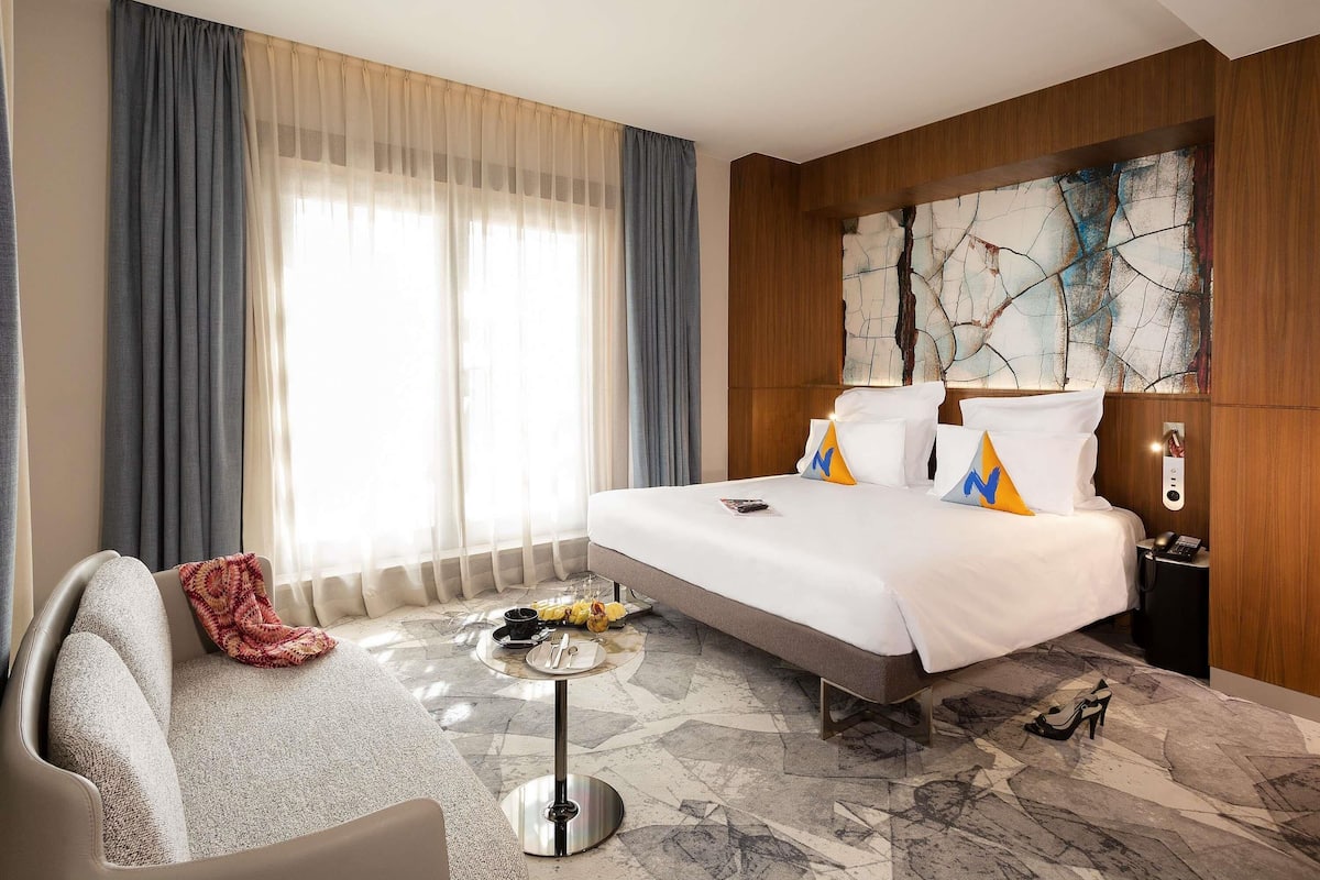 Executive Suite, 1 King Bed | Hypo-allergenic bedding, minibar, in-room safe, desk