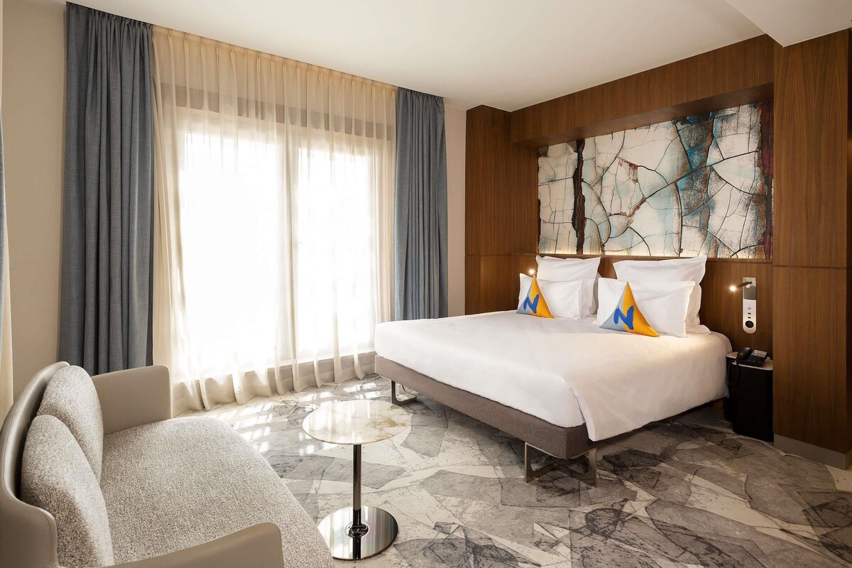 Executive Suite, 1 King Bed | Hypo-allergenic bedding, minibar, in-room safe, desk