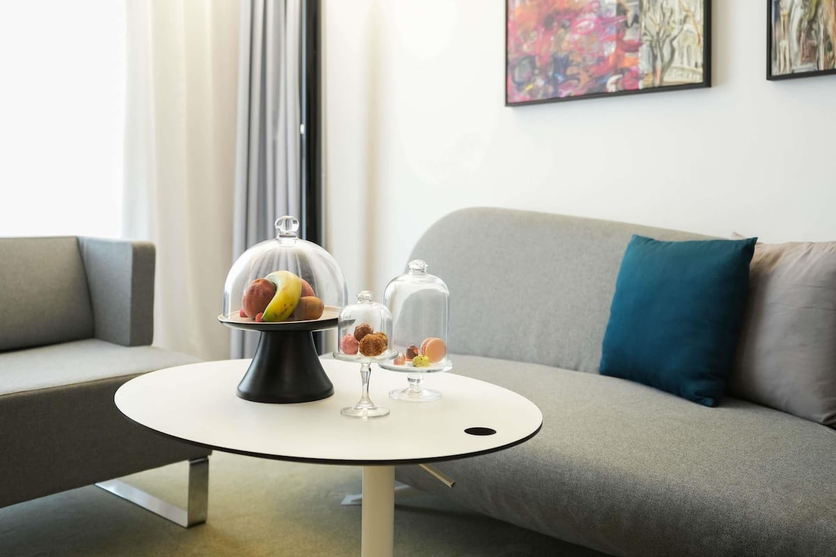 Hypo-allergenic bedding, minibar, in-room safe, desk