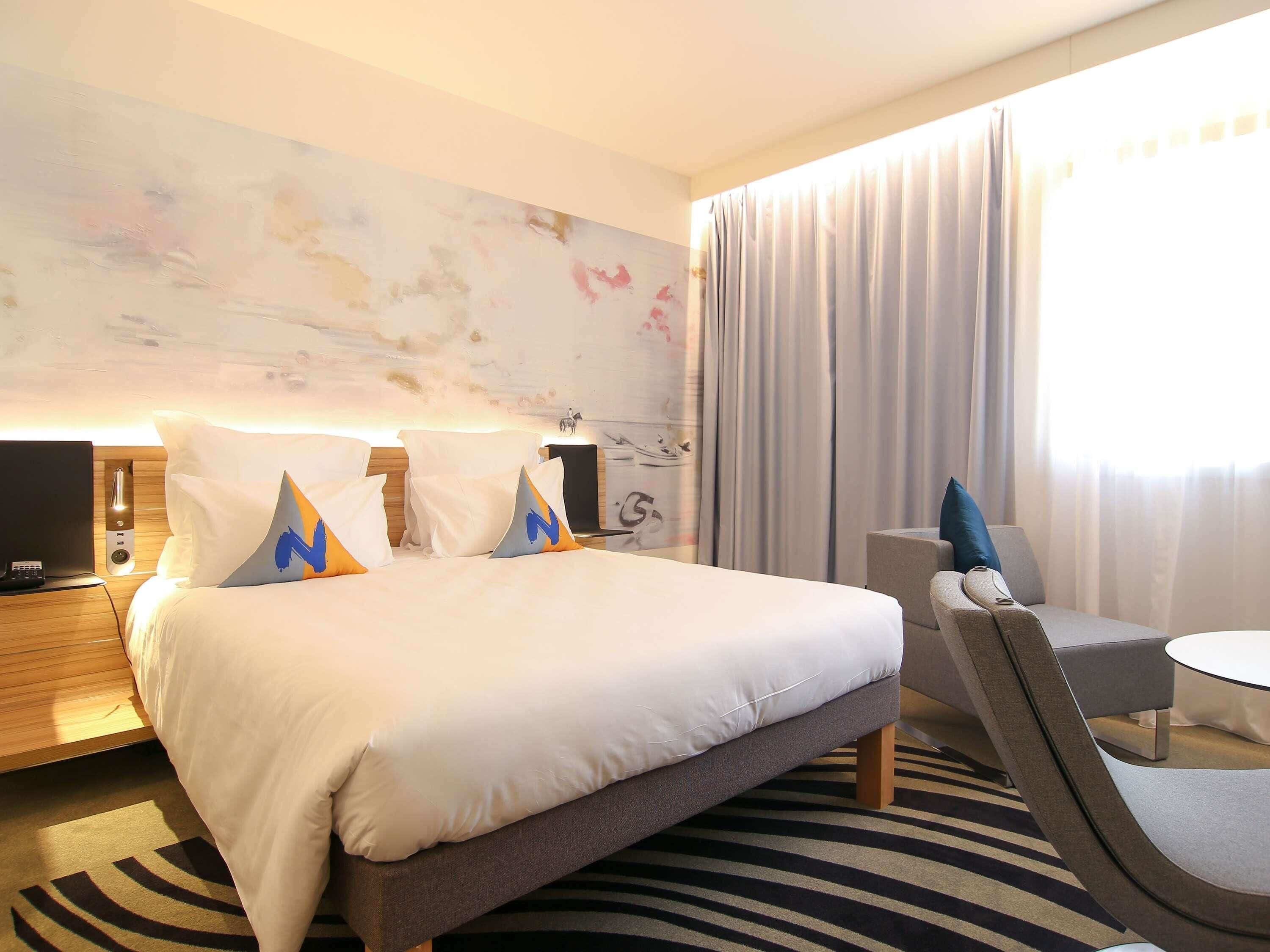 Executive Room, 1 King Bed | Hypo-allergenic bedding, minibar, in-room safe, desk