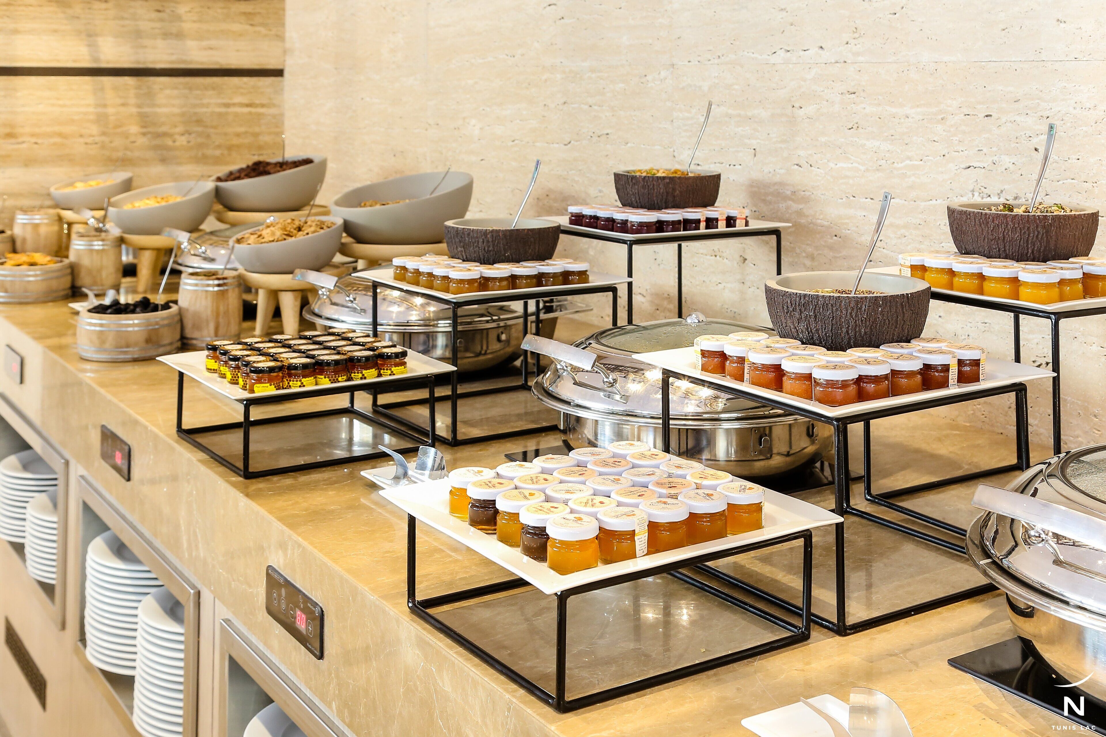 Un buffet proposant une variété de plats et d'accompagnements.
