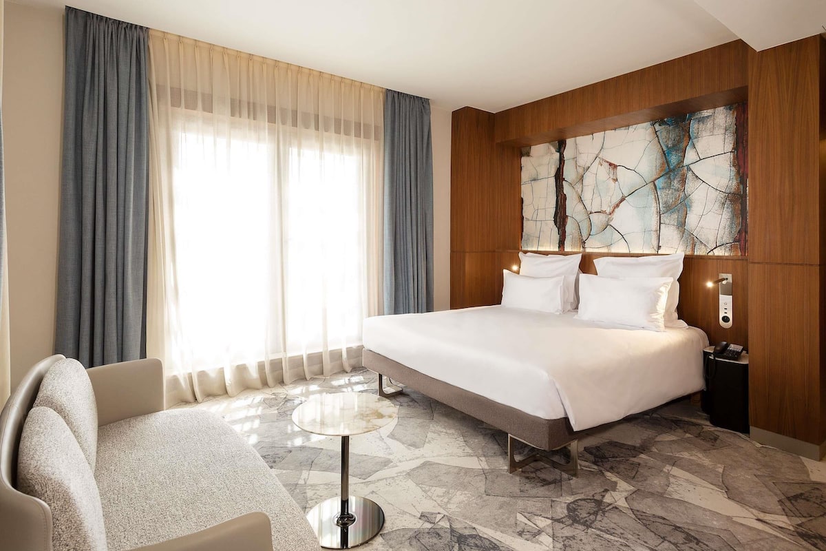Executive Suite, 1 King Bed | Hypo-allergenic bedding, minibar, in-room safe, desk