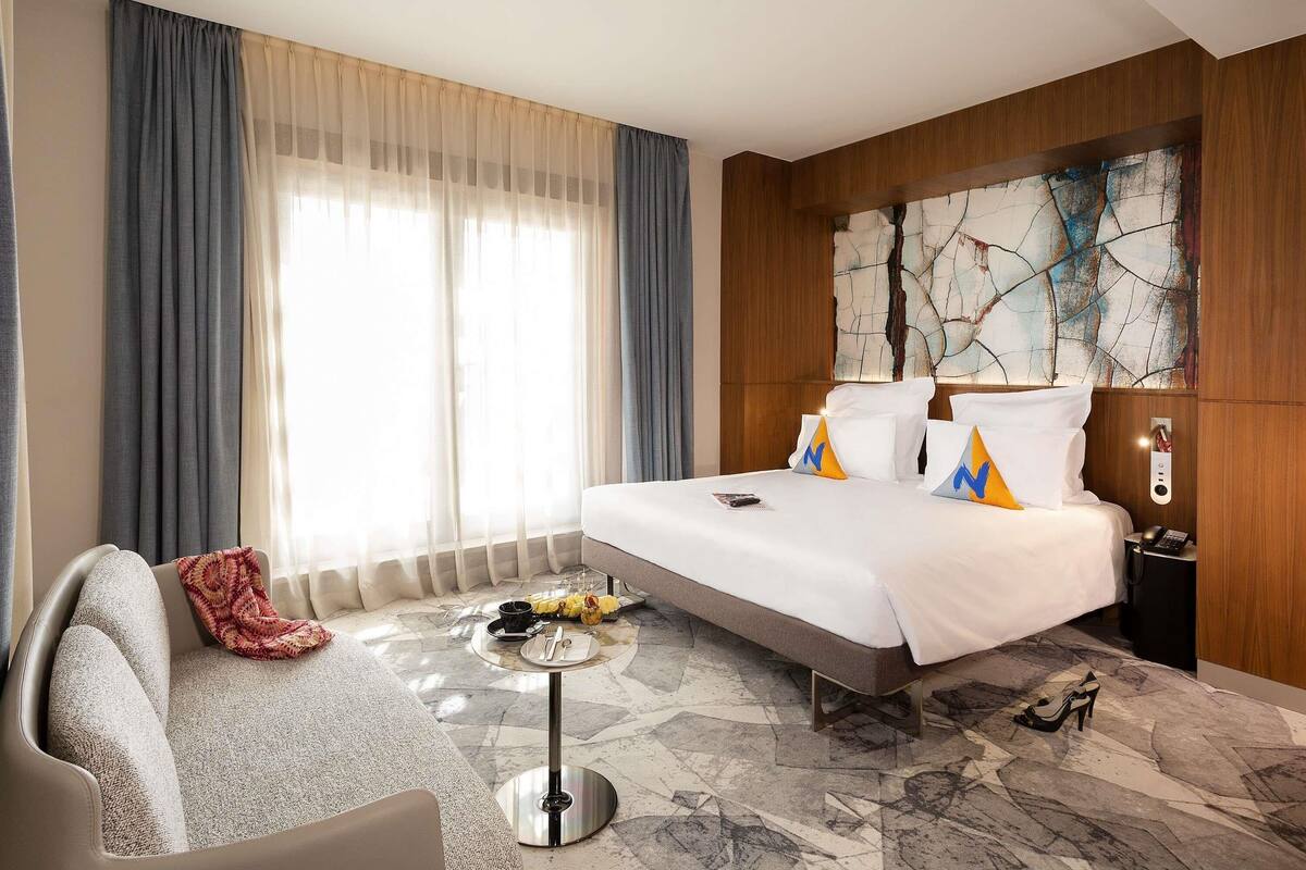 Hypo-allergenic bedding, minibar, in-room safe, desk