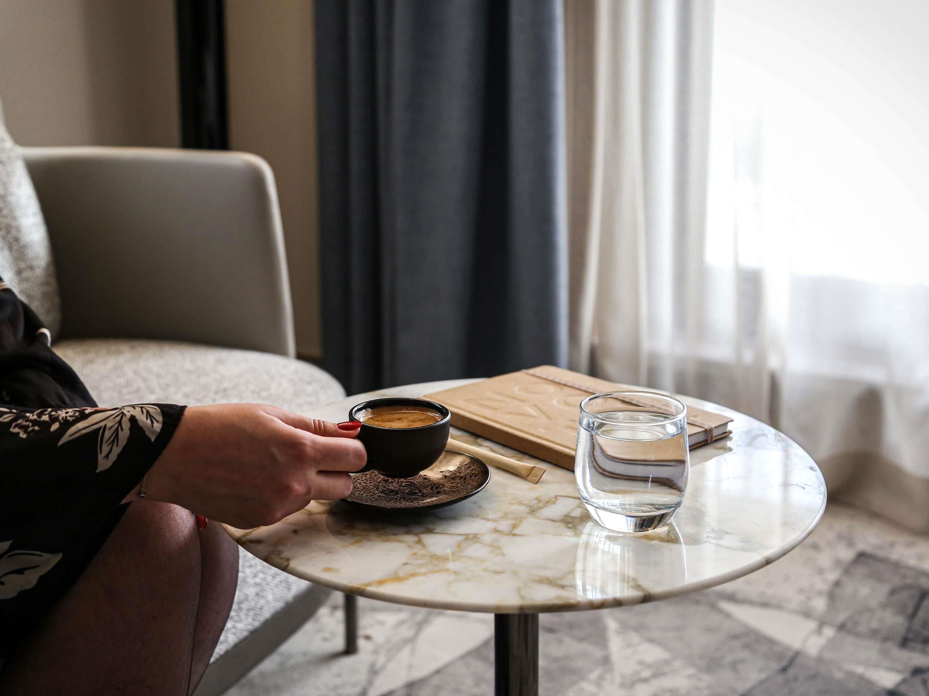 Suíte executiva, 1 cama King | Roupas de cama antialérgicas, frigobar, cofres nos quartos, escrivaninha