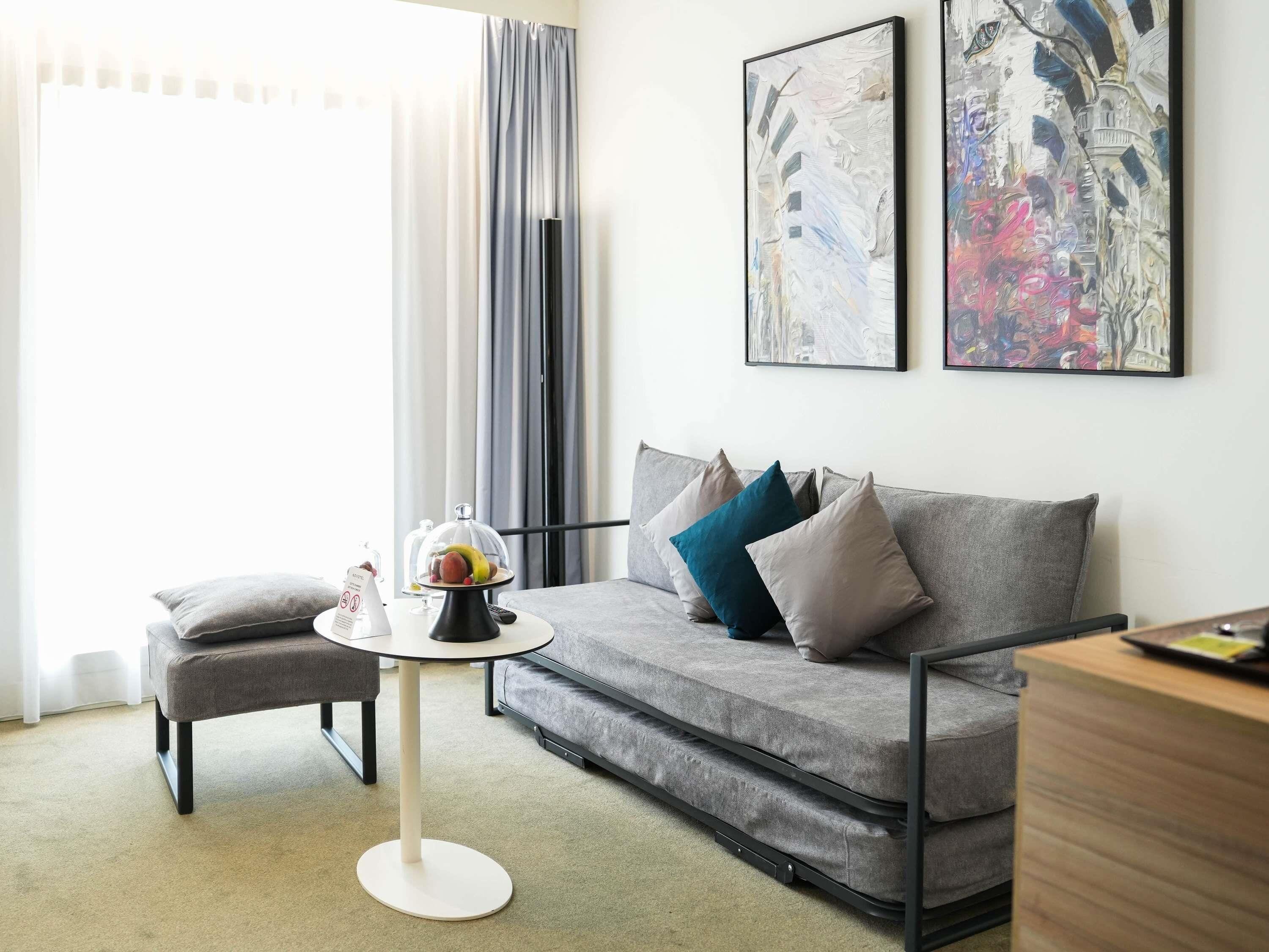 Suíte júnior, 1 cama de casal | Roupas de cama antialérgicas, frigobar, cofres nos quartos, escrivaninha