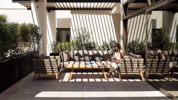 Se sirven desayunos y cocina internacional, junto a la piscina