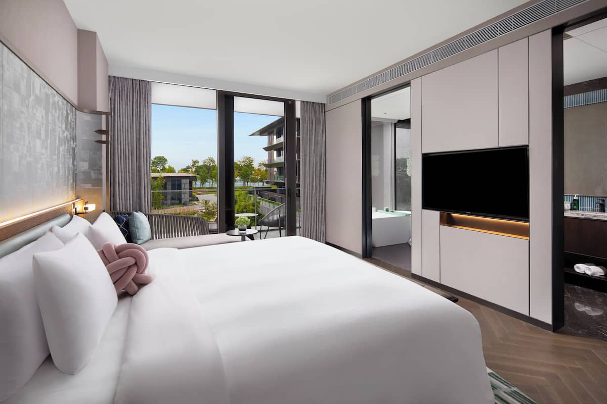 1 bedroom, desk, soundproofing, bed sheets