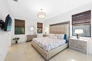 3 bedrooms, desk, iron/ironing board, travel crib - * Welcome to Relaxa * (Naples)