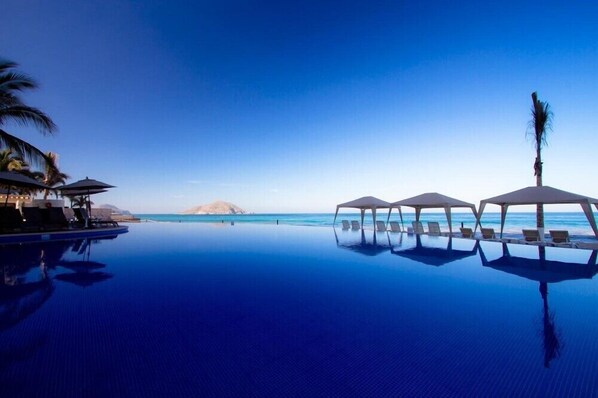 An infinity pool - Park Royal Mazatlan Spacious Studio with Pool (Marina Mazatlán)